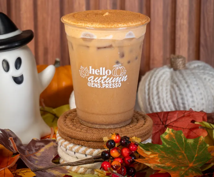 Pumpkin spice latte helado con decoración de otoño